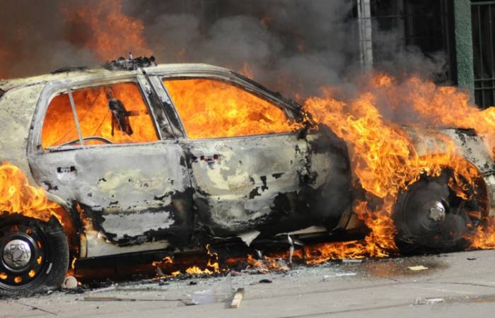 Bakıda "BMW" yanıb