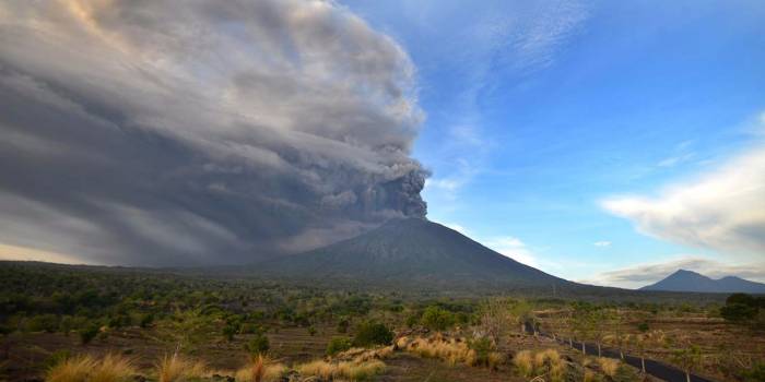 Indonésie: alerte maximale pour l'éruption du mont Agung, l'aéroport fermé