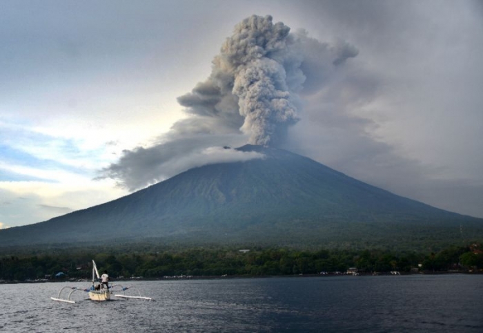 Airport shut over volcanic ash as Bali eruption looms