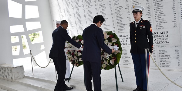 Shinzo Abe présente ses "sincères condoléances" aux victimes de Pearl Harbor