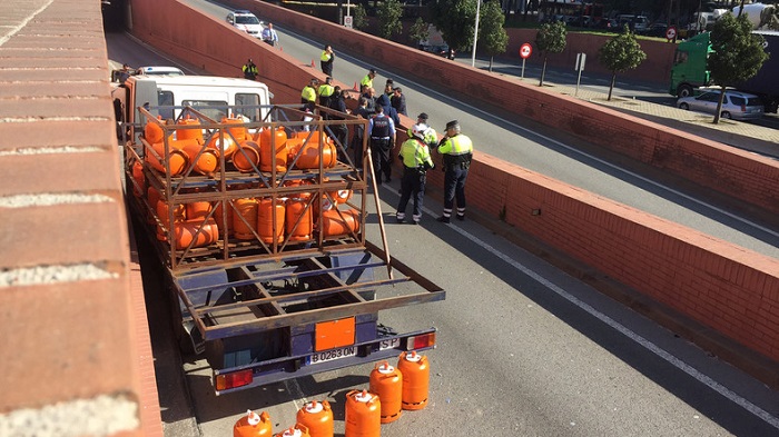 Un camion chargé de bonbonnes de gaz arrêté par des tirs de policiers à Barcelone