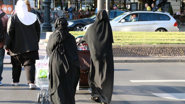 Sondage: Public britannique fortement en faveur de l`interdiction burqa