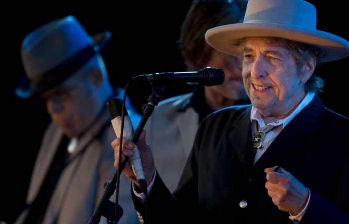 Bob Dylan reçoit son Nobel de littérature à Stockholm