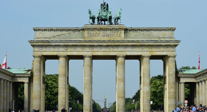 Des Allemands manifestent sur la Porte de Brandebourg contre les migrants