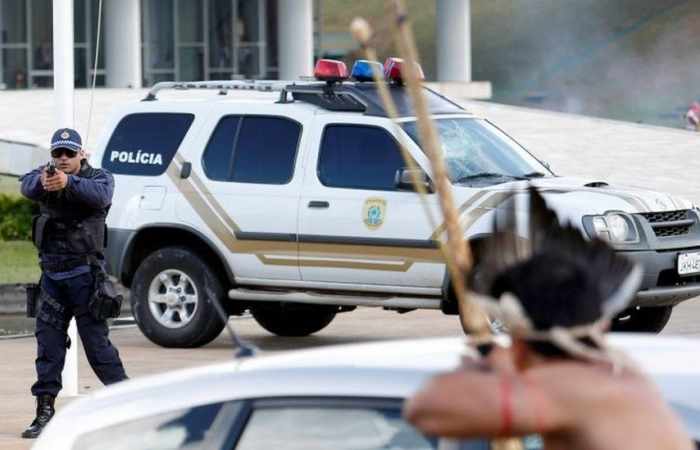 Brazil indigenous groups clash with police in Brasilia