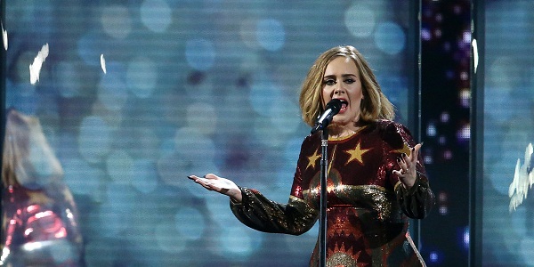 Adele récompensée depuis l`espace, hommage à Bowie