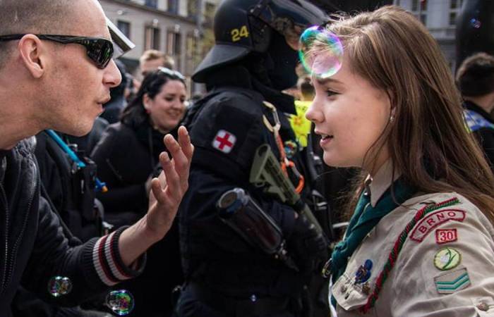 Pfadfinderin Lucie bietet Neonazis die Stirn