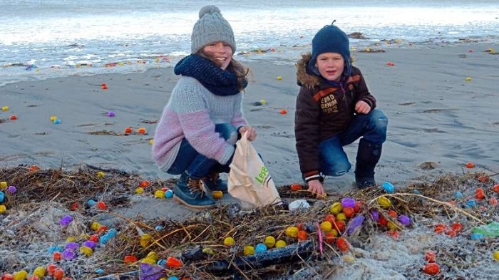 Allemagne: des milliers d`oeufs Kinder sur la plage