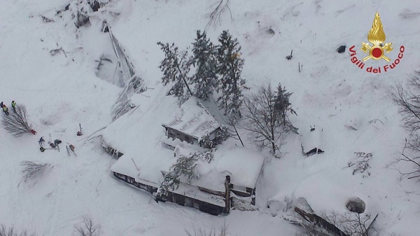 Une avalanche frappe un hôtel italien: des morts