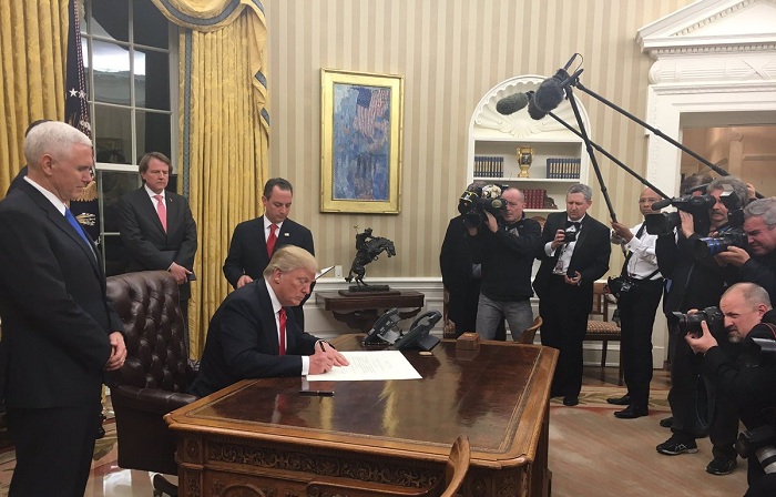 Trump signs executive order on Obamacare