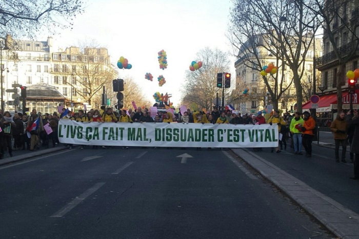 Paris: plusieurs milliers de manifestants défilent contre l`avortement