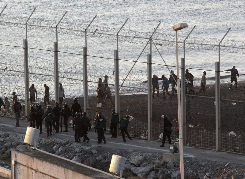 Maroc/Espagne: des centaines de migrants ont forcé la frontière à Ceuta