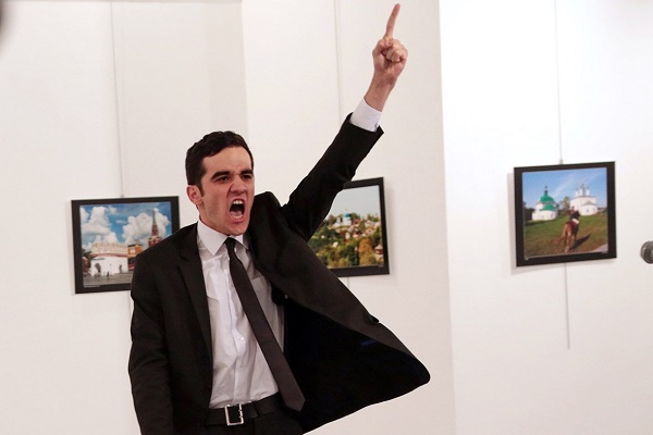 La photo de l`assassin de l`ambassadeur russe remporte le World Press Photo 2017