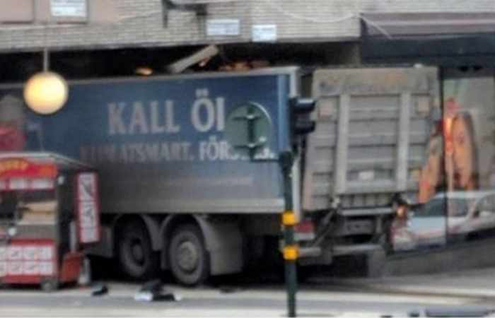 Un camion fonce dans une foule de piétons à Stockholm, trois morts et plusieurs blessés