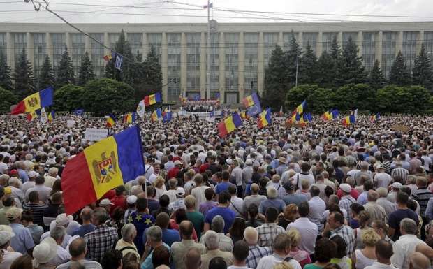 Large rally raises pressure on Moldovan government over banking scandal- VIDEO