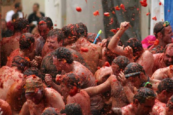 Thousands take part in La Tomatina festival 2016 - PHOTOS