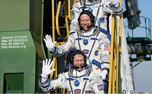 La nave rusa Soyuz con tres cosmonautas aterriza en Kazajistán
