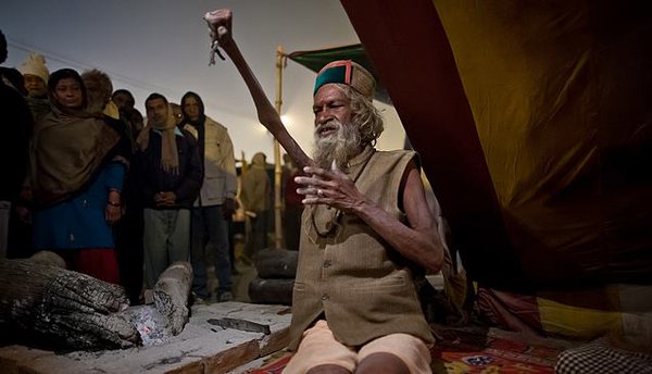 Un hindou tient sa main levée depuis 43 ans