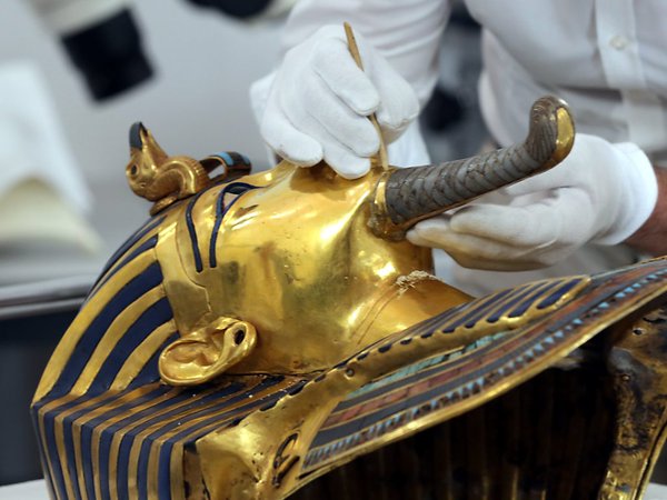 Le masque de Toutankhamon retrouve sa splendeur originelle VIDEO 