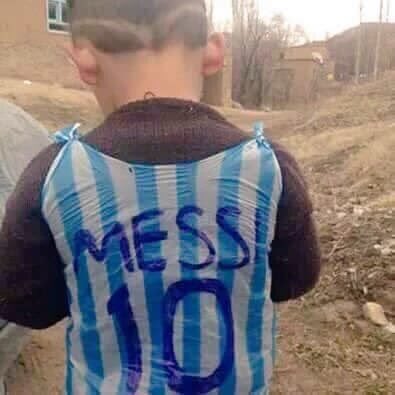 Lionel Messi cherche le petit réfugié qui s`est fait un maillot de l`Argentin avec un sac plastique