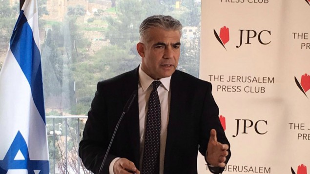 Lapid critique Abbas, l’UE devrait avoir un suivi de ses aides