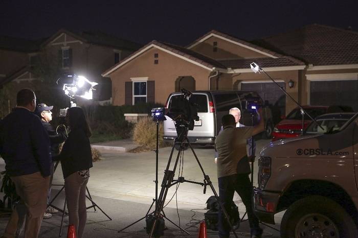 Hallan a 12 hermanos encadenados y hambrientos en casa de California