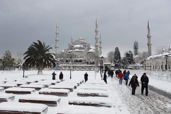 Turquie: Istanbul paralysée par la neige pour la troisième journée