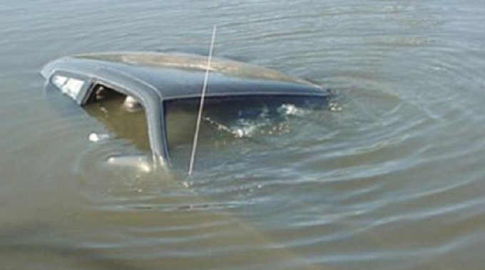“Mercedes” su kanalına aşıb, sürücü ölüb