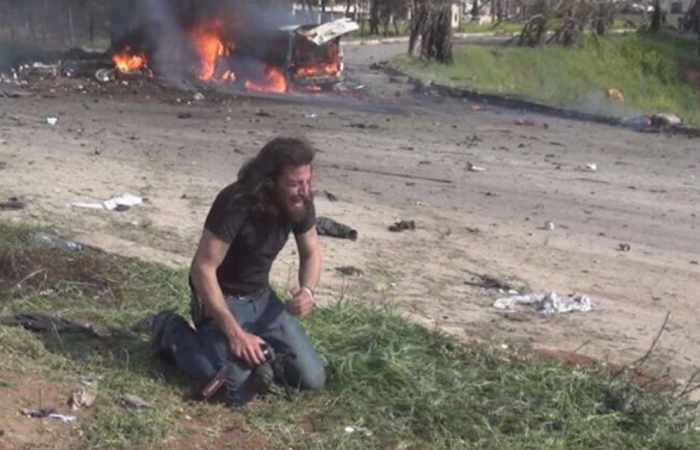 Carnage en Syrie : l'image d'un photographe en larmes émeut la Toile