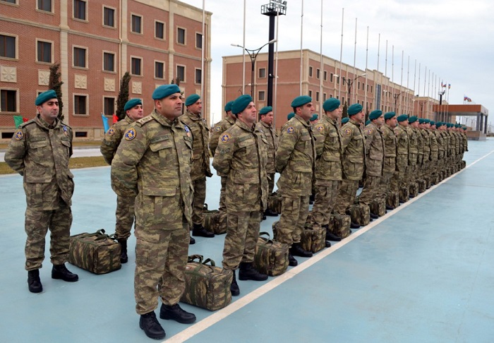 Un groupe de casques bleus azerbaïdjanais retournent à Bakou