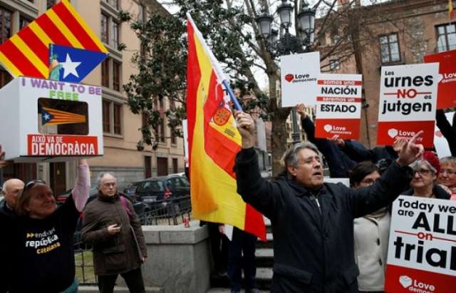Catalonia independence activists rally against referendum trial in Madrid - VIDEO