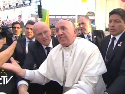 Le Pape s’énerve contre des fidèles lors d’un bain de foule VIDEO