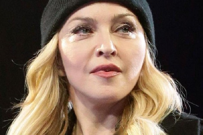 Madonna fällt bei Auftritt betrunken vom Dreirad