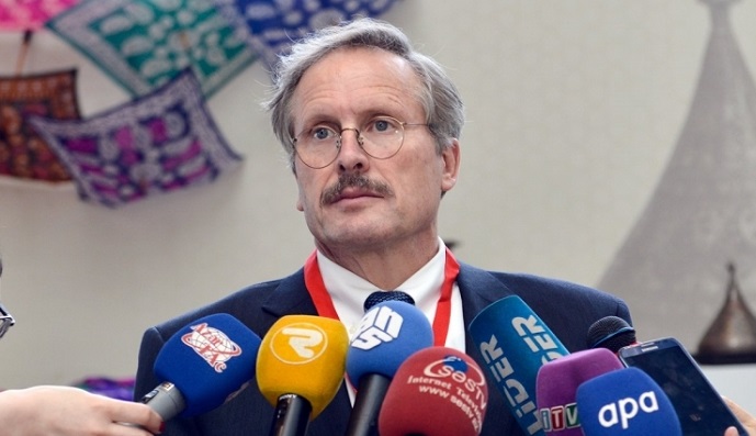 L’ambassadeur des Etats-Unis discute avec les responsables gouvernementaux de haut niveau de l’Azerbaïdjan