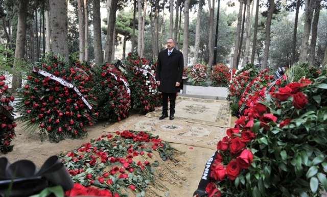 Le président Ilham Aliyev a visité la tombe de l’académicien Djalal Aliyev
