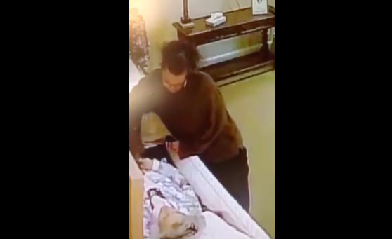 Cette femme n`est pas en train de veiller une morte - VIDEO