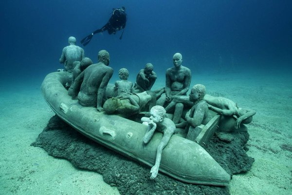 Le premier musée sous-marin d`Europe, composé de 300 statues au fond de l`eau - VIDEO