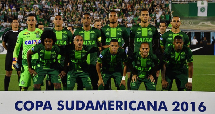 Soccer world pays tribute to Brazil`s Chapecoense after tragic plane crash