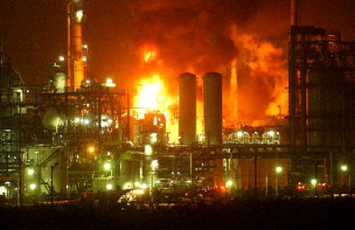 7 injured in flash fire at Texas refinery   