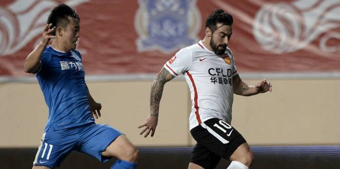 Lavezzi nie tout racisme après des photos où il pose les yeux bridés