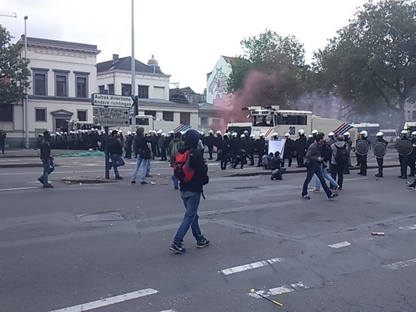 Manifestation en Belgique: la police repousse des casseurs au canon à eau