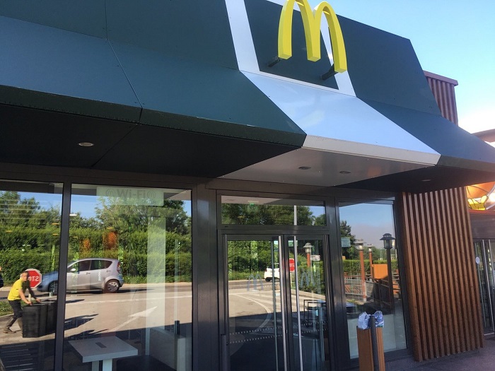 Räuber überfallen McDonald`s voller Elitesoldaten