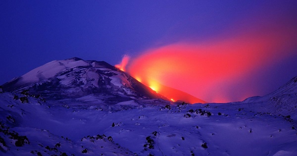 Un volcan prêt à entrer en éruption