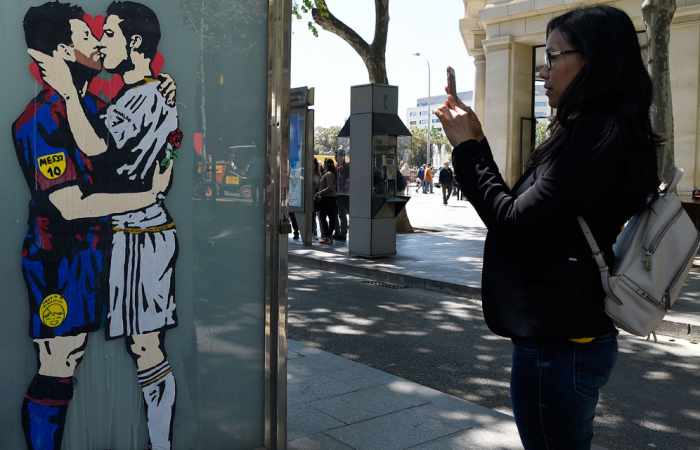 Clasico: un graffiti montrant Messi embrassant Ronaldo fait fureur à Barcelone