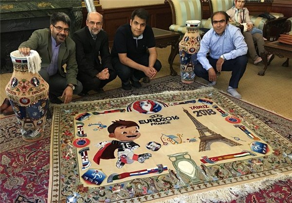 L`Iran offre à la France un tapis de luxe avec le logo de l`Euro 2016