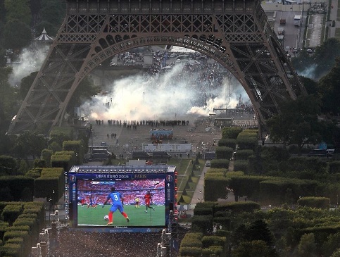 Euro 2016: heurts entre supporters et policiers pendant la finale