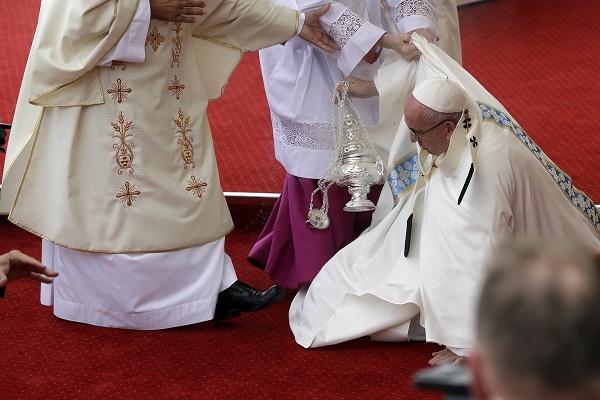 Le pape François chute lors d`une messe en Pologne - VIDEO