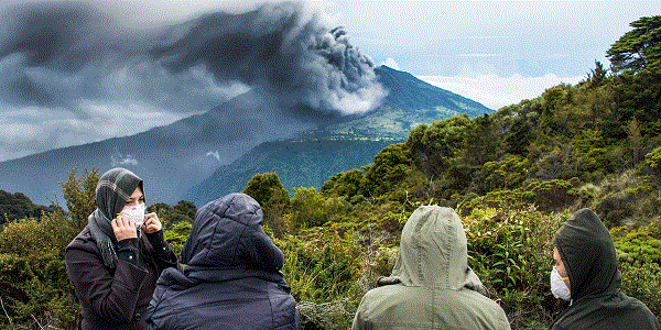Costa Rica : intense activité éruptive d`un volcan