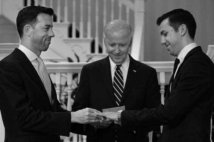 Joe Biden se marie deux fonctionnaires gay de la Maison Blanche