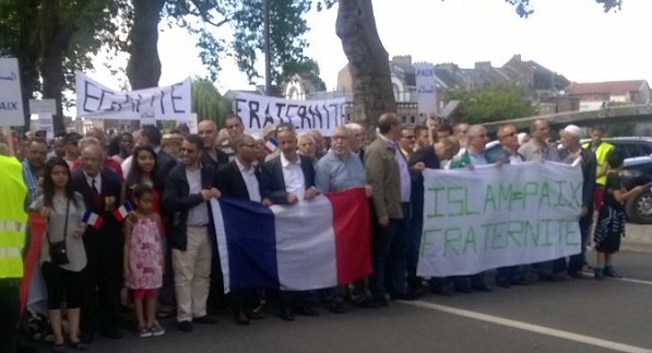 Des musulmans manifestent pour le père Hamel